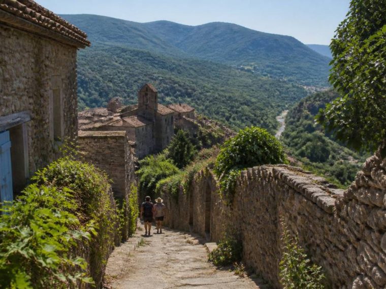Découvrir les villages perchés de l’ardèche à pied : itinéraires et coups de cœur