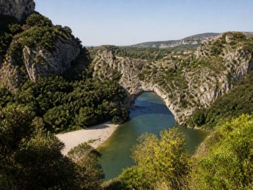 Randonnées incontournables autour des gorges de l’ardèche : les plus beaux sentiers à parcourir